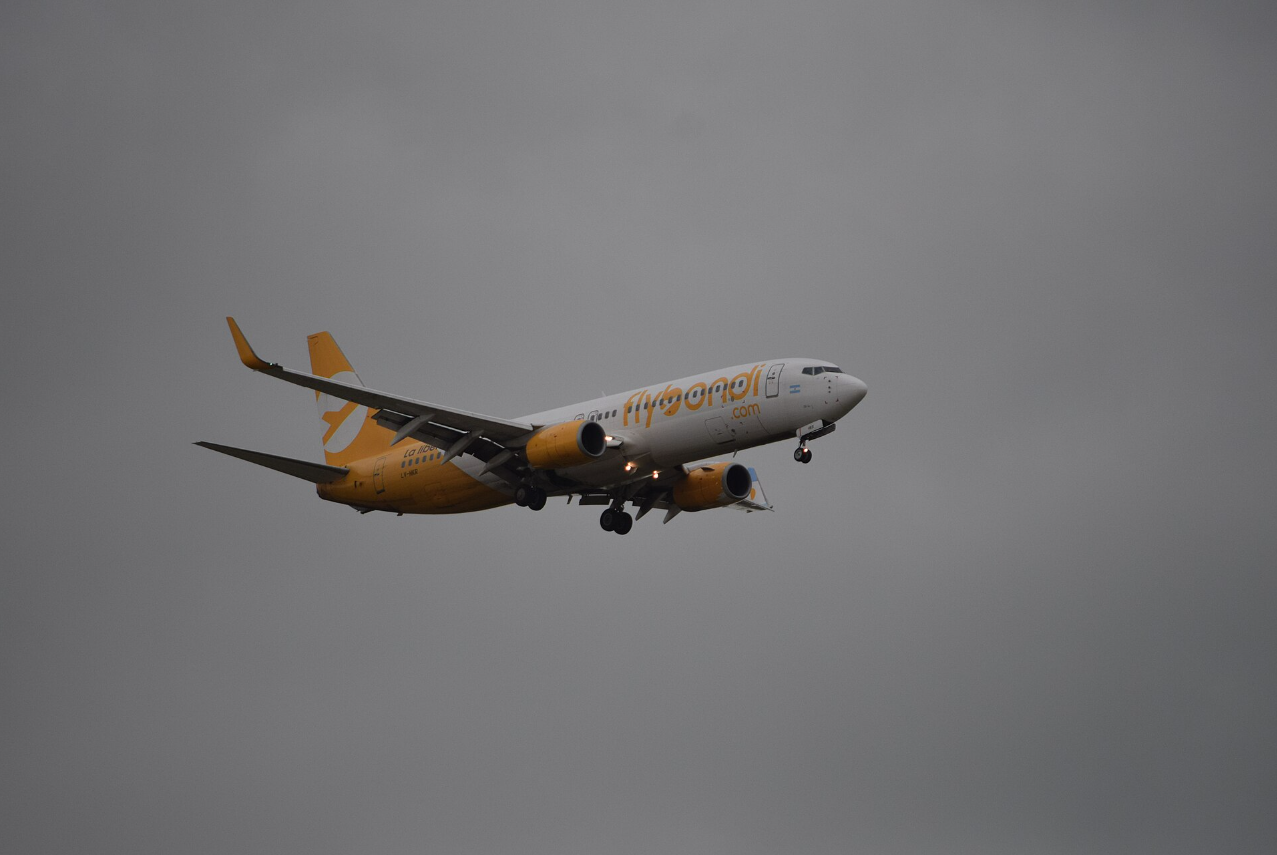 A Flybondi Boeing 737-800 on approach in orange livery